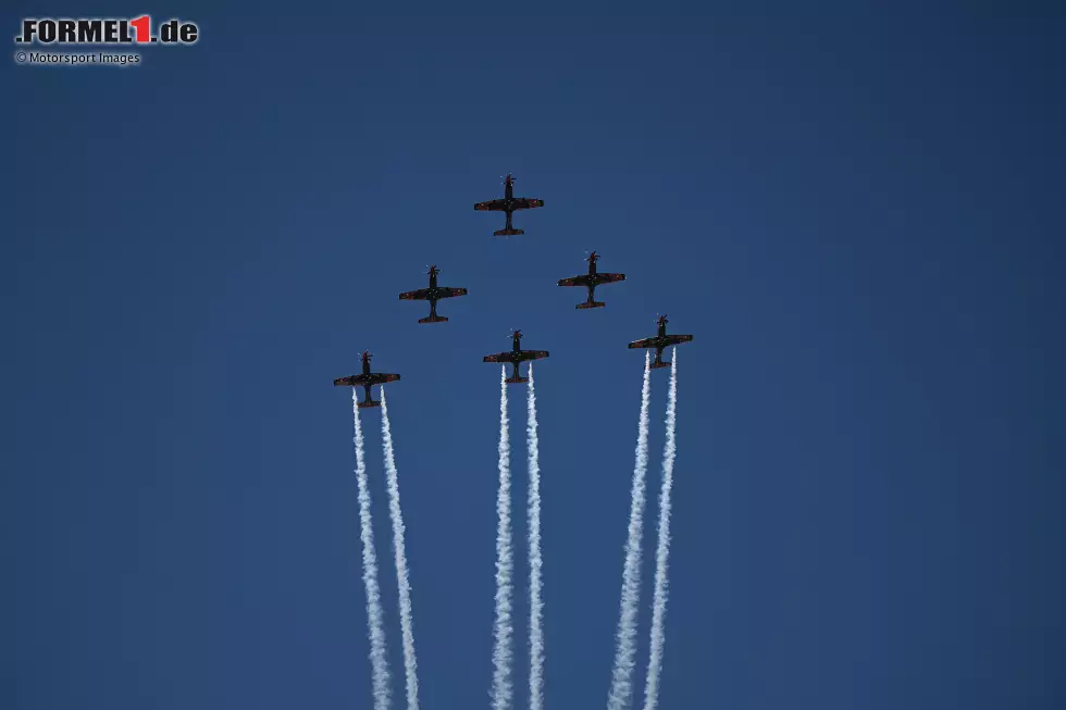 Foto zur News: Flugshow vor dem Rennen