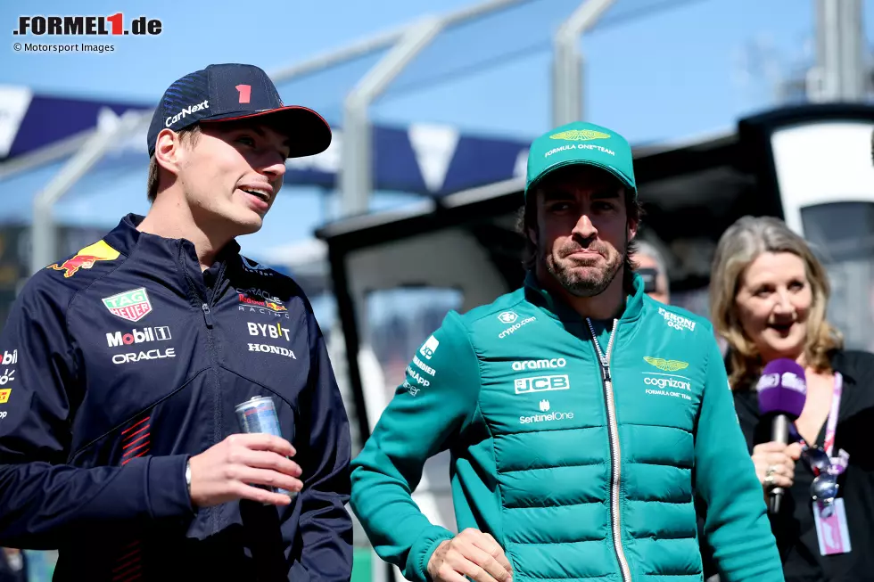 Foto zur News: Max Verstappen (Red Bull) und Fernando Alonso (Aston Martin)