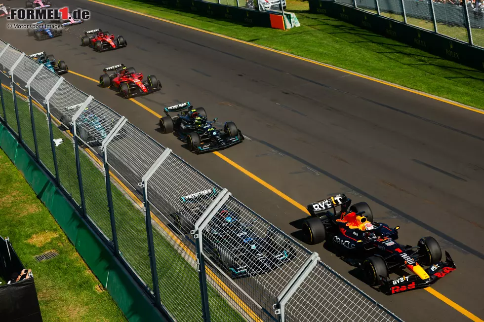 Max Verstappen (Red Bull), George Russell (Mercedes), Lewis Hamilton (Mercedes), Fernando Alonso (Aston Martin) und Carlos Sainz (Ferrari) Foto zur News: Max Verstappen (Red Bull), George Russell (Mercedes), Lewis Hamilton (Mercedes), Fernando Alonso (Aston Martin) und Carlos Sainz (Ferrari)