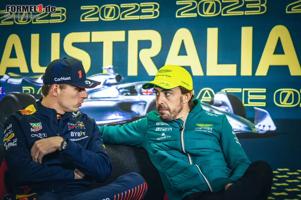 Foto zur News: Max Verstappen (Red Bull) und Fernando Alonso (Aston Martin)