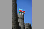 Foto zur News: Altstadt in Baku mit der Flagge von Aserbaidschan