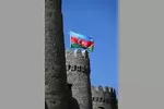 Foto zur News: Altstadt in Baku mit der Flagge von Aserbaidschan