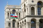 Foto zur News: Altstadt in Baku mit der Flagge von Aserbaidschan