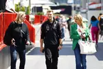 Foto zur News: Mick Schumacher mit Managerin Sabine Kehm (links) und seiner Mutter Corinna Schumacher (rechts)