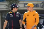 Foto zur News: Sergio Perez (Red Bull) und Lando Norris (McLaren)