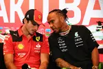 Foto zur News: Carlos Sainz (Ferrari) und Lewis Hamilton (Mercedes)