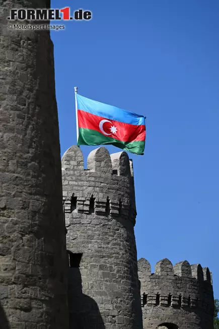 Foto zur News: Altstadt in Baku mit der Flagge von Aserbaidschan