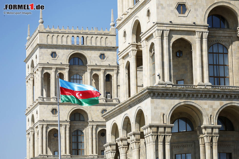 Foto zur News: Altstadt in Baku mit der Flagge von Aserbaidschan