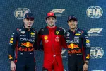 Foto zur News: Max Verstappen (Red Bull), Charles Leclerc (Ferrari) und Sergio Perez (Red Bull)