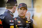 Foto zur News: Sergio Perez (Red Bull) und Max Verstappen (Red Bull)