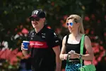 Foto zur News: Valtteri Bottas (Alfa Romeo) mit Tiffany Cromwell