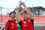 Foto zur News: Carlos Sainz (Ferrari) und Charles Leclerc (Ferrari)