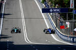 Foto zur News: Logan Sargeant (Williams) und Fernando Alonso (Aston Martin)