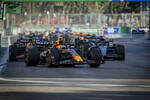 Foto zur News: Sergio Perez (Red Bull), George Russell (Mercedes) und Max Verstappen (Red Bull)