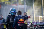 Foto zur News: George Russell (Mercedes) und Max Verstappen (Red Bull)