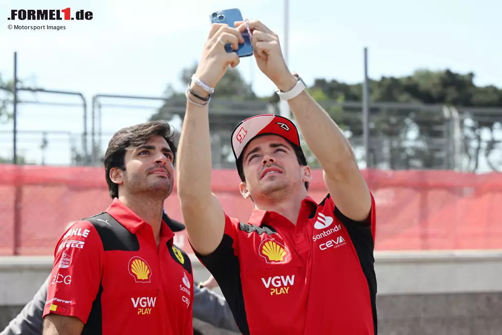 Foto zur News: Carlos Sainz (Ferrari) und Charles Leclerc (Ferrari)