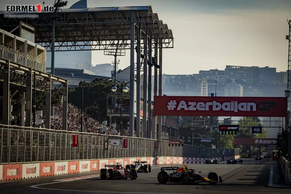 Foto zur News: Sergio Perez (Red Bull), Charles Leclerc (Ferrari) und Max Verstappen (Red Bull)