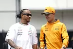 Foto zur News: Lando Norris (McLaren) und Lewis Hamilton (Mercedes)