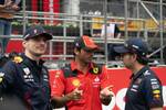 Foto zur News: Max Verstappen (Red Bull), Carlos Sainz (Ferrari) und Sergio Perez (Red Bull)