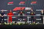 Foto zur News: Charles Leclerc (Ferrari), Sergio Perez (Red Bull) und Max Verstappen (Red Bull)