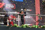 Foto zur News: Charles Leclerc (Ferrari), Sergio Perez (Red Bull) und Max Verstappen (Red Bull)