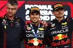 Foto zur News: Sergio Perez (Red Bull) und Max Verstappen (Red Bull)