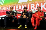 Foto zur News: Max Verstappen (Red Bull), Sergio Perez (Red Bull) und Charles Leclerc (Ferrari)