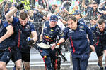 Foto zur News: Max Verstappen (Red Bull), Helmut Marko und Sergio Perez (Red Bull)