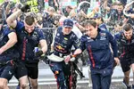 Foto zur News: Max Verstappen (Red Bull), Helmut Marko und Sergio Perez (Red Bull)