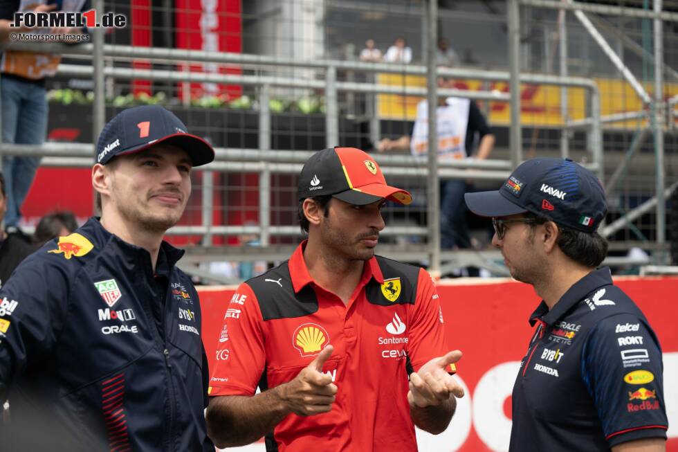 Foto zur News: Max Verstappen (Red Bull), Carlos Sainz (Ferrari) und Sergio Perez (Red Bull)