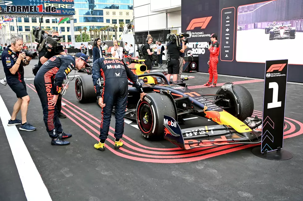 Foto zur News: Max Verstappen (Red Bull) und Sergio Perez (Red Bull)