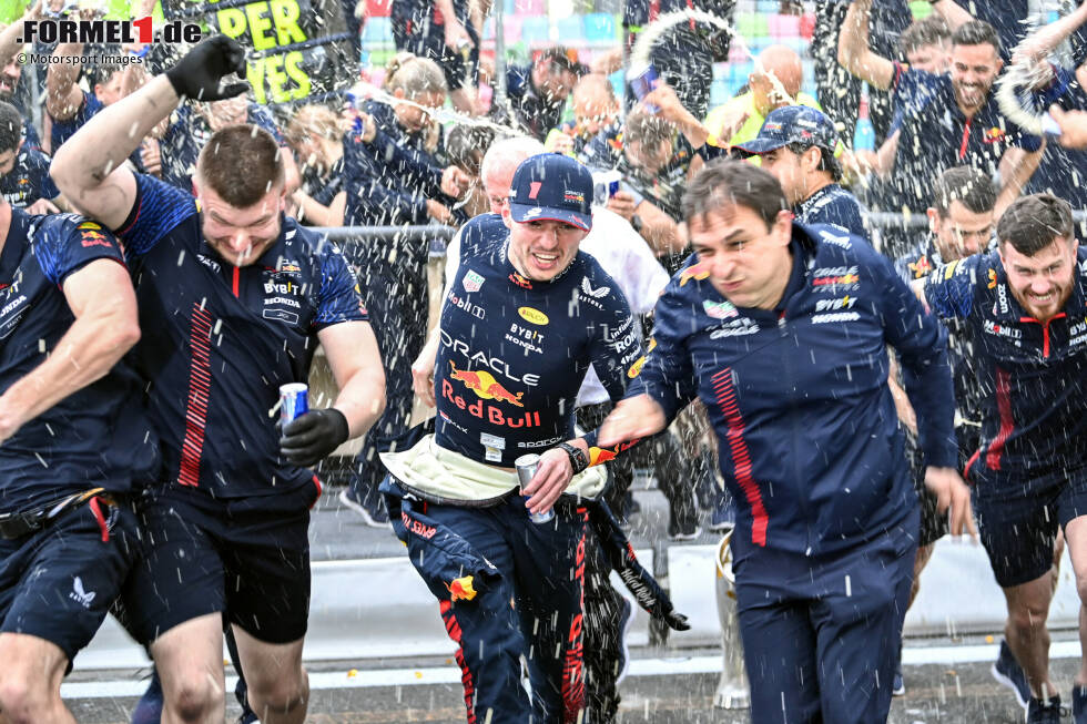Foto zur News: Max Verstappen (Red Bull), Helmut Marko und Sergio Perez (Red Bull)