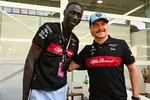 Foto zur News: Tiktok-Star Khaby Kame mit Valtteri Bottas (Alfa Romeo)