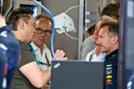 Foto zur News: Elon Musk mit Stefano Domenicali und Christian Horner (Red Bull)