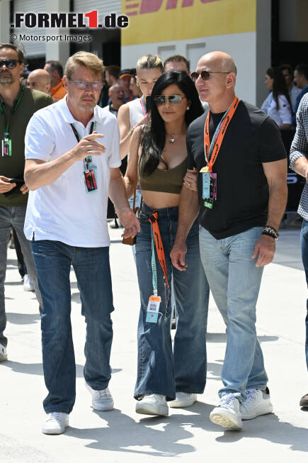 Foto zur News: Mika Häkkinen führt Amazon-Gründer Jeff Bezos und dessen Lebensgefährtin durch den Paddock