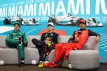 Foto zur News: Fernando Alonso (Aston Martin), Sergio Perez (Red Bull) und Carlos Sainz (Ferrari)