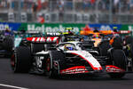Foto zur News: Nico Hülkenberg (Haas), Lewis Hamilton (Mercedes) und Oscar Piastri (McLaren)