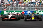 Foto zur News: Max Verstappen (Red Bull) und Kevin Magnussen (Haas)