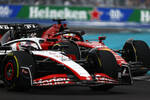 Foto zur News: Kevin Magnussen (Haas) und Charles Leclerc (Ferrari)