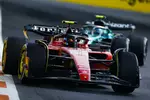 Foto zur News: Carlos Sainz (Ferrari) und Fernando Alonso (Aston Martin)