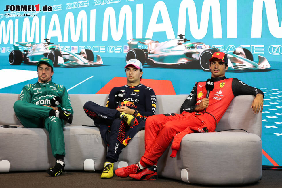 Foto zur News: Fernando Alonso (Aston Martin), Sergio Perez (Red Bull) und Carlos Sainz (Ferrari)