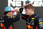 Foto zur News: Sergio Perez (Red Bull) und Max Verstappen (Red Bull)