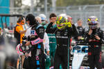 Foto zur News: Guanyu Zhou (Alfa Romeo), Pierre Gasly (Alpine) und Lewis Hamilton (Mercedes)