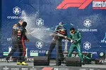 Foto zur News: Sergio Perez (Red Bull), Max Verstappen (Red Bull) und Fernando Alonso (Aston Martin)