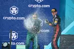 Foto zur News: Fernando Alonso (Aston Martin) und Max Verstappen (Red Bull)