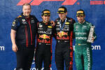 Foto zur News: Sergio Perez (Red Bull), Max Verstappen (Red Bull) und Fernando Alonso (Aston Martin)