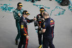 Foto zur News: Fernando Alonso (Aston Martin), Max Verstappen (Red Bull) und Sergio Perez (Red Bull)