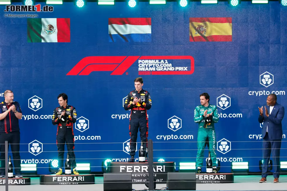 Foto zur News: Sergio Perez (Red Bull), Max Verstappen (Red Bull) und Fernando Alonso (Aston Martin)