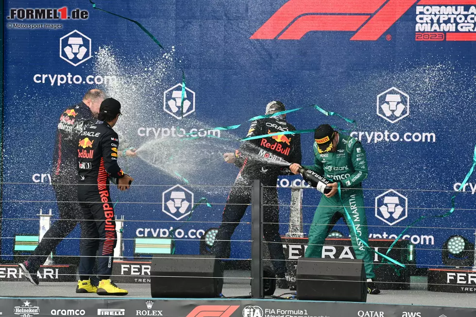 Foto zur News: Sergio Perez (Red Bull), Max Verstappen (Red Bull) und Fernando Alonso (Aston Martin)