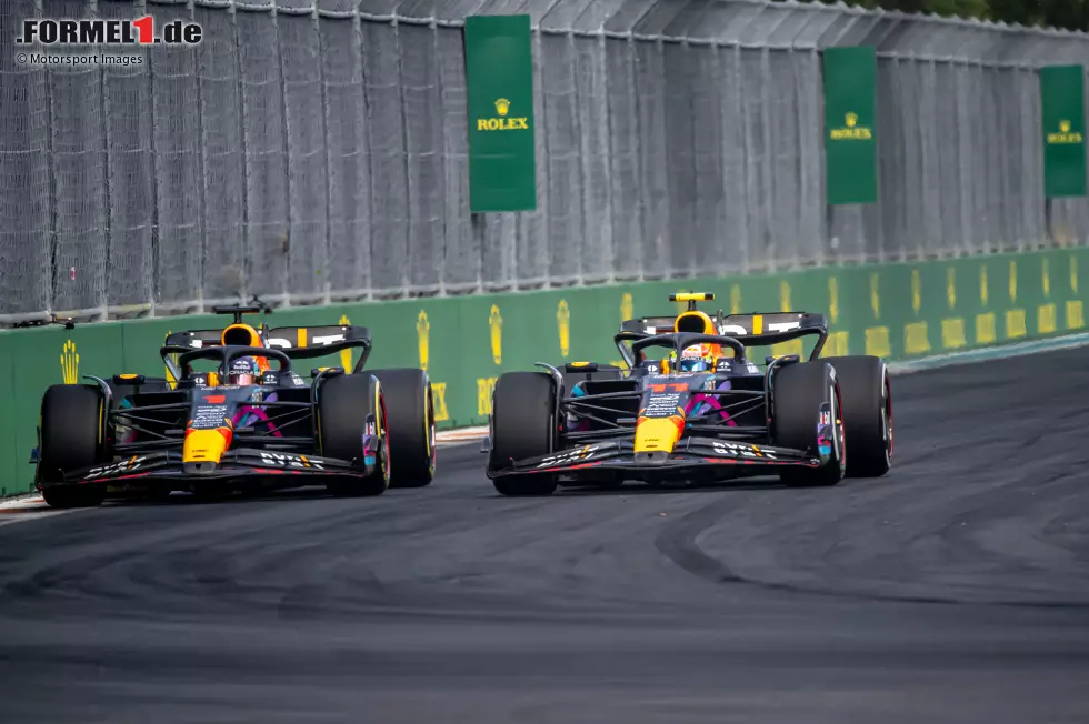 Foto zur News: Sergio Perez (Red Bull) und Max Verstappen (Red Bull)